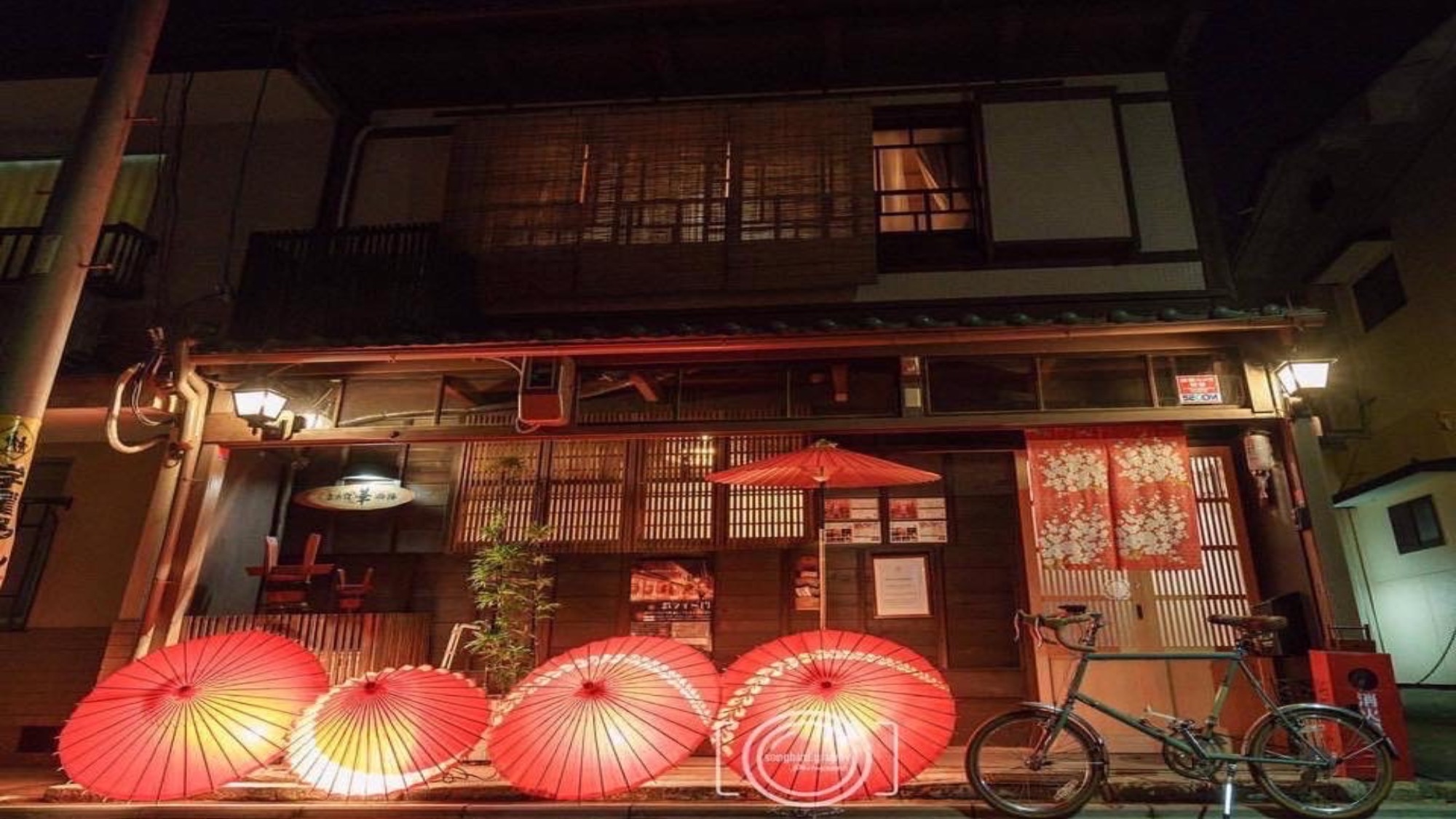 ・【外観】夜は美しい伝統工芸の傘が彩る、京の町ならではの外観