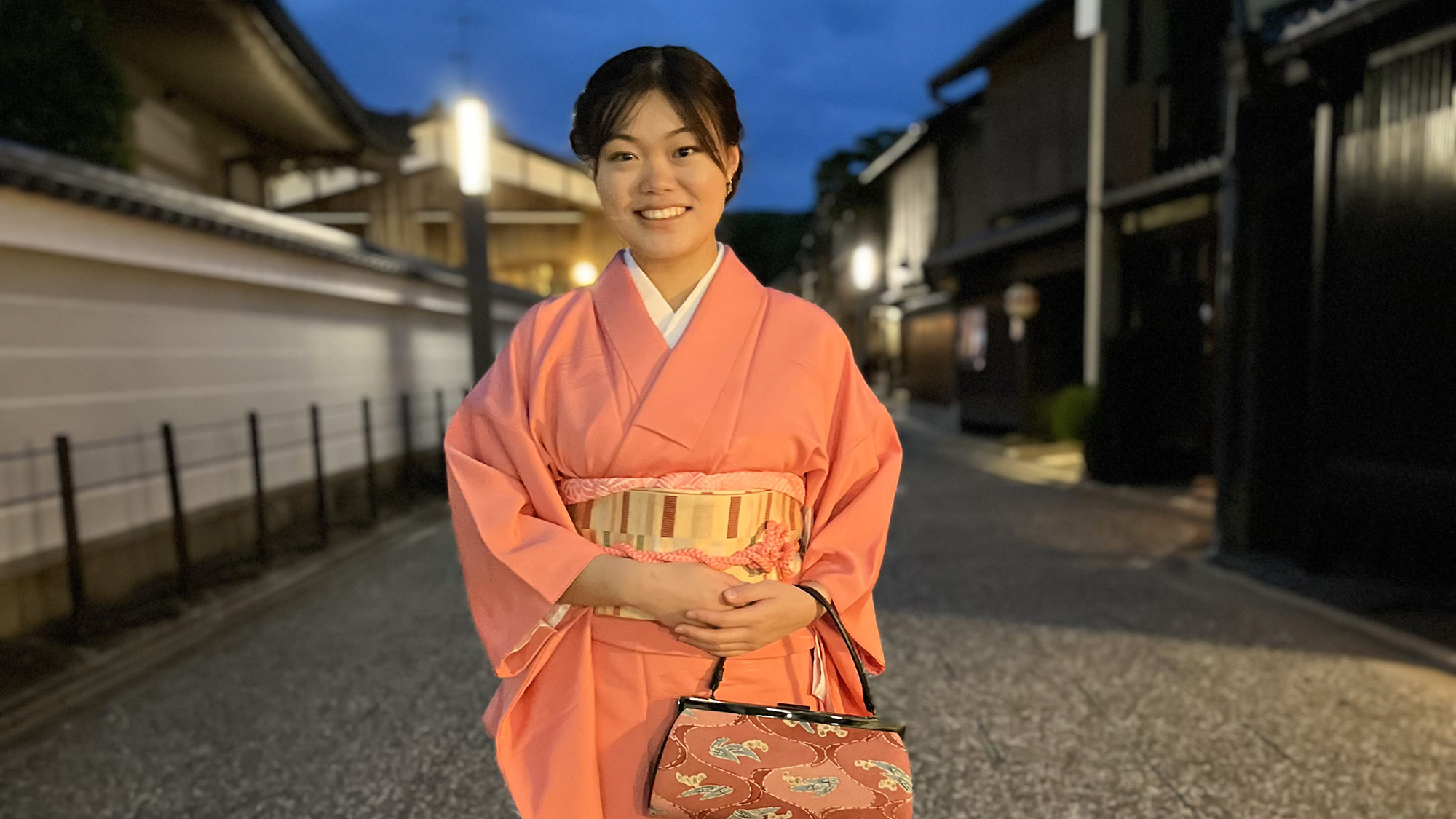 ・【着付け／着物レンタル】夜の京都でも素敵なお写真を撮れますよ