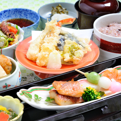 *日本料理“;四季”;/季節の旬味が彩る和会席料理に舌鼓。