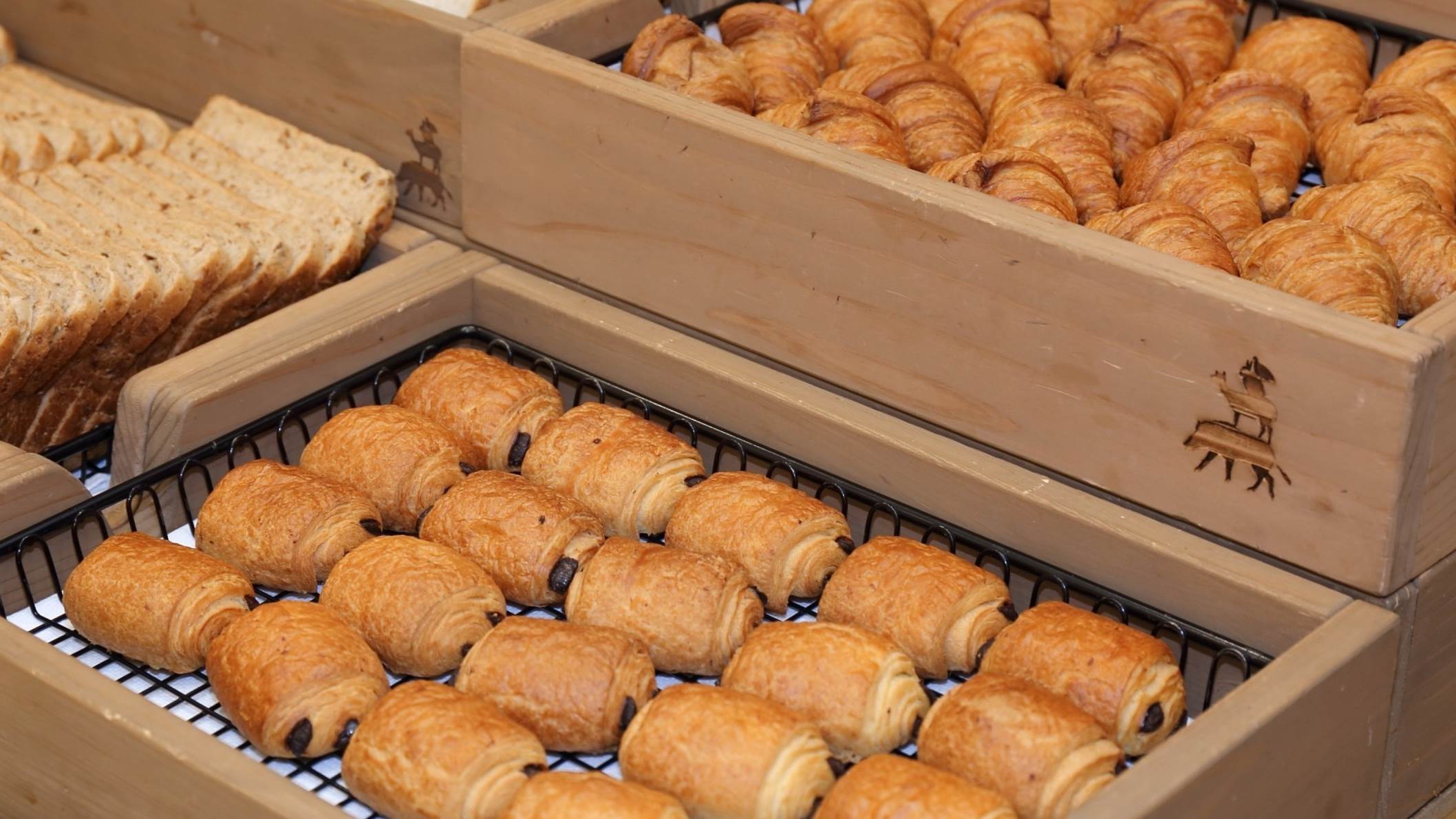 【朝食イメージ】様々な種類のパンが取り放題