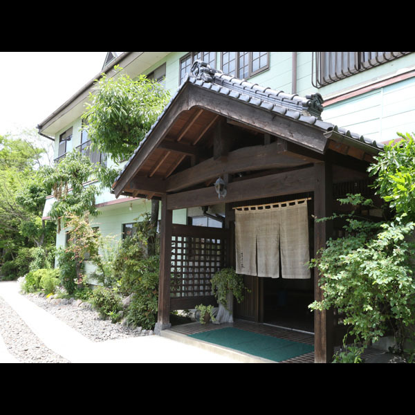 小国の涌蓋山の山麓に広がるわいた温泉卿、岳の湯。四季折々の景色と岳の湯温泉をご堪能ください