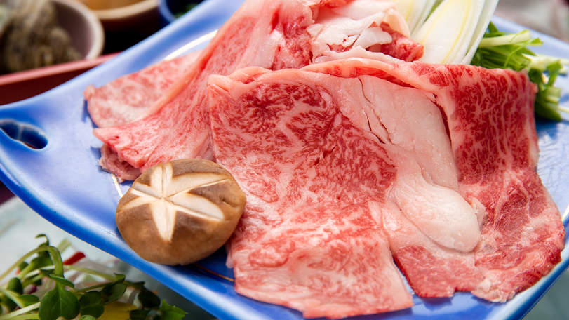 【ご夕食一例】きれいにサシが入った牛肉さっと火を入れて上質な肉質をご堪能ください
