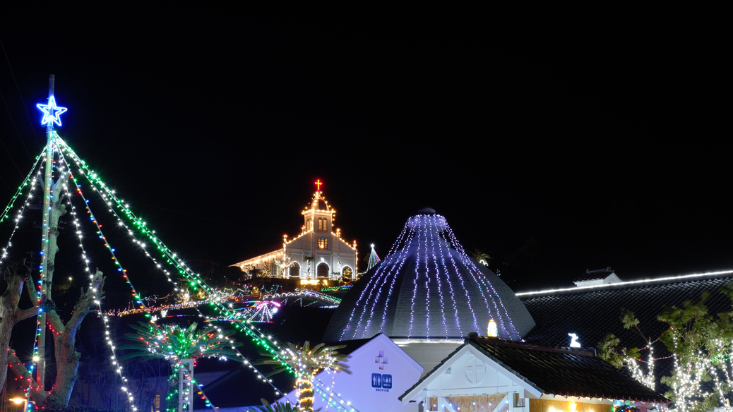 *【周辺】大江天主堂。クリスマスシーズンはライトアップ。丘の上にあるので遠くからでも眺められます。