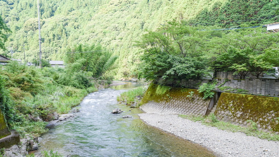*[周辺の様子]目の前には球磨川に続く吉尾川が流れます。