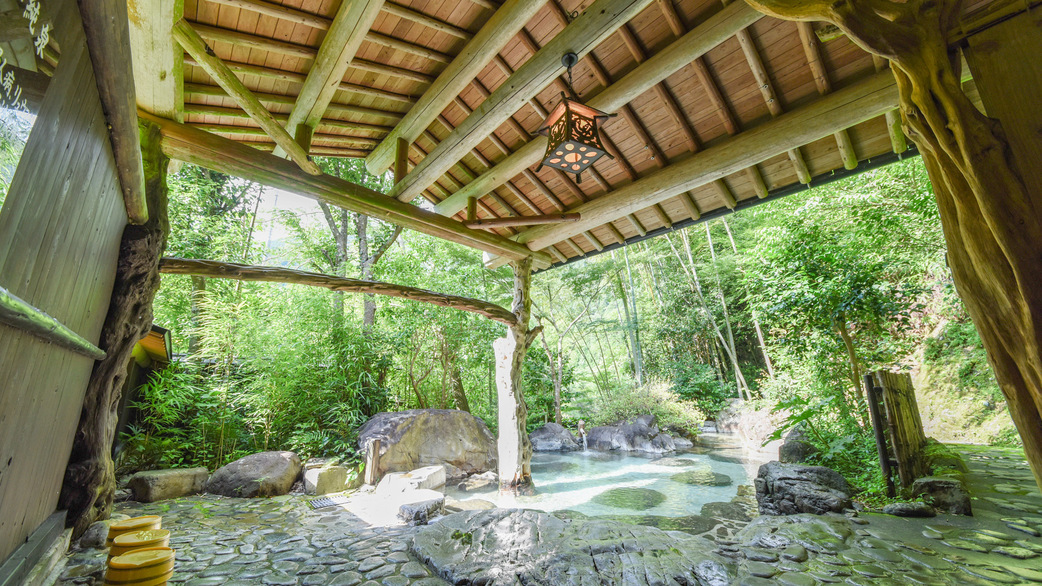 [混浴庭園露天風呂]緑に囲まれた中、泉質に恵まれた自慢の吉尾温泉をお楽しみください。