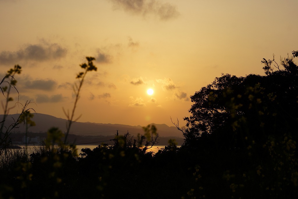 古宇利島の海に沈む夕日