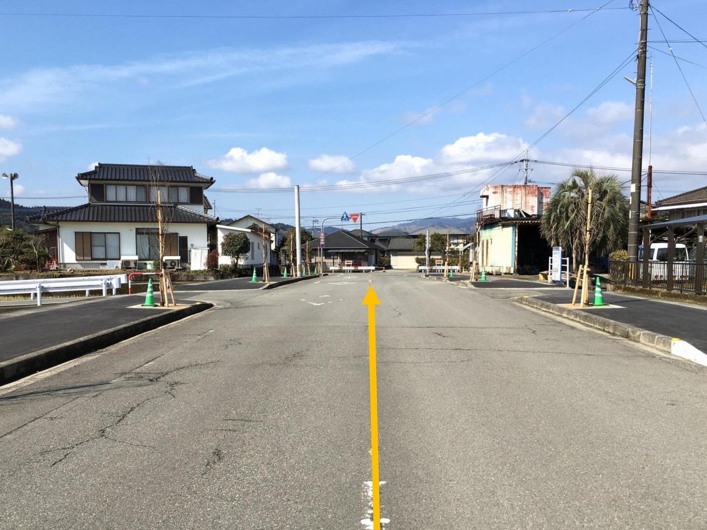 1.＊JR人吉駅から検索した場合＊（右に）ゆめマート、（左に）西松屋の道を直進します。