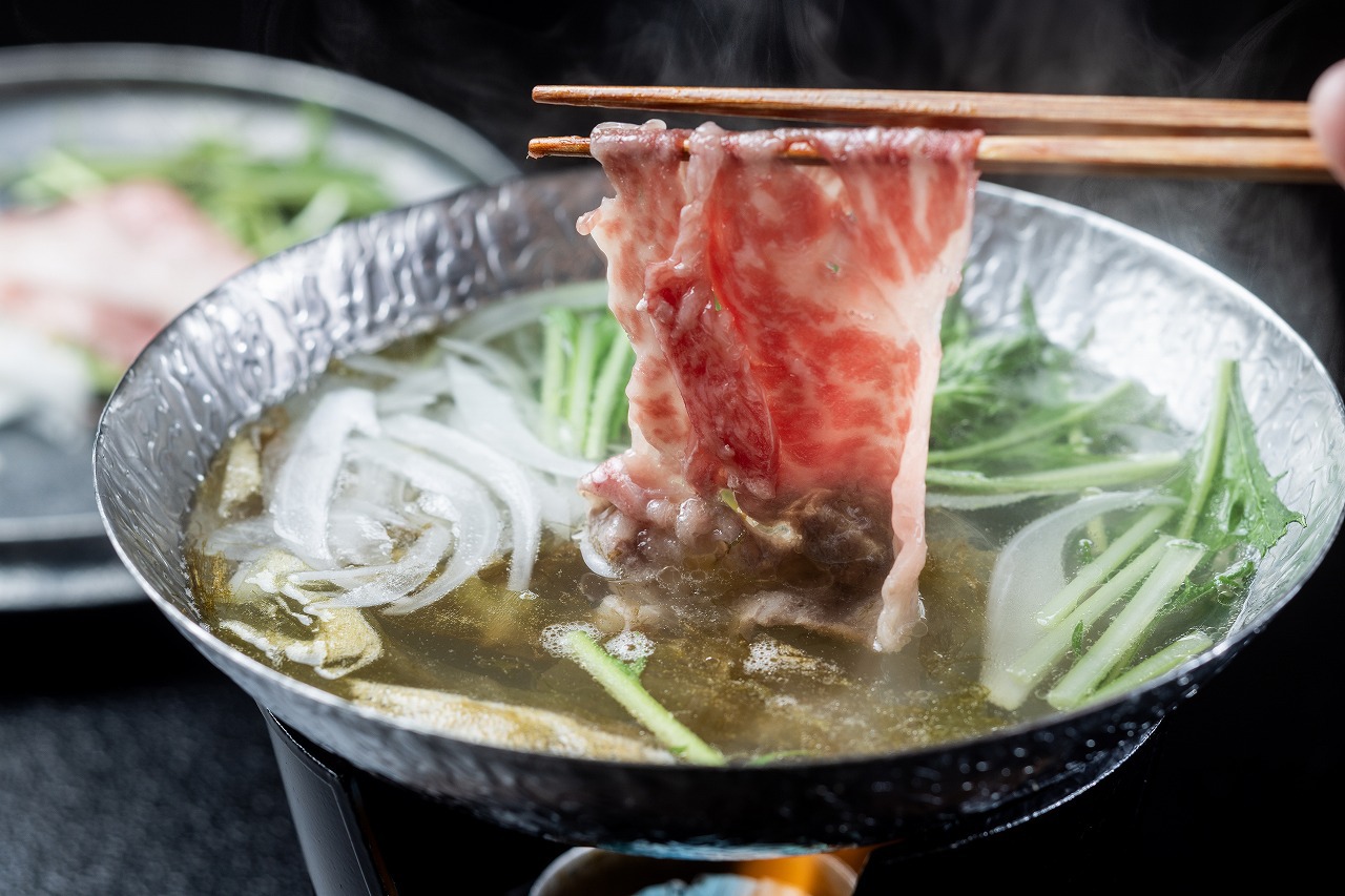 黒樺牛のしゃぶしゃぶ。季節のお野菜を添えて。