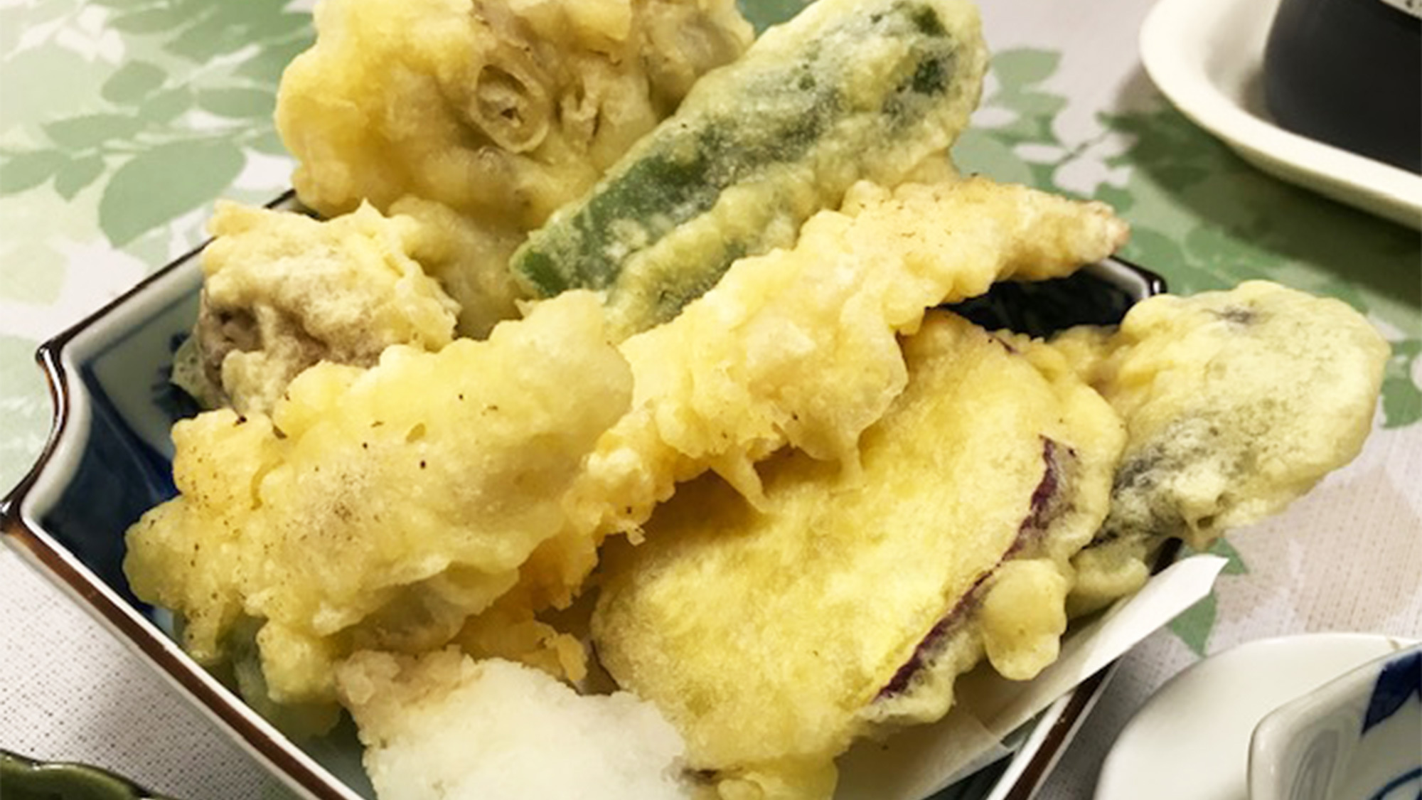 *夕食（一例）旬の天ぷら。ボリュームたっぷりな一品です。