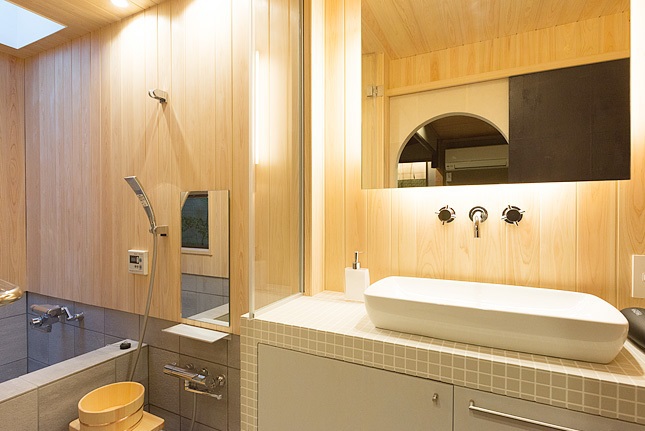 明るい檜貼りの浴室と洗面。