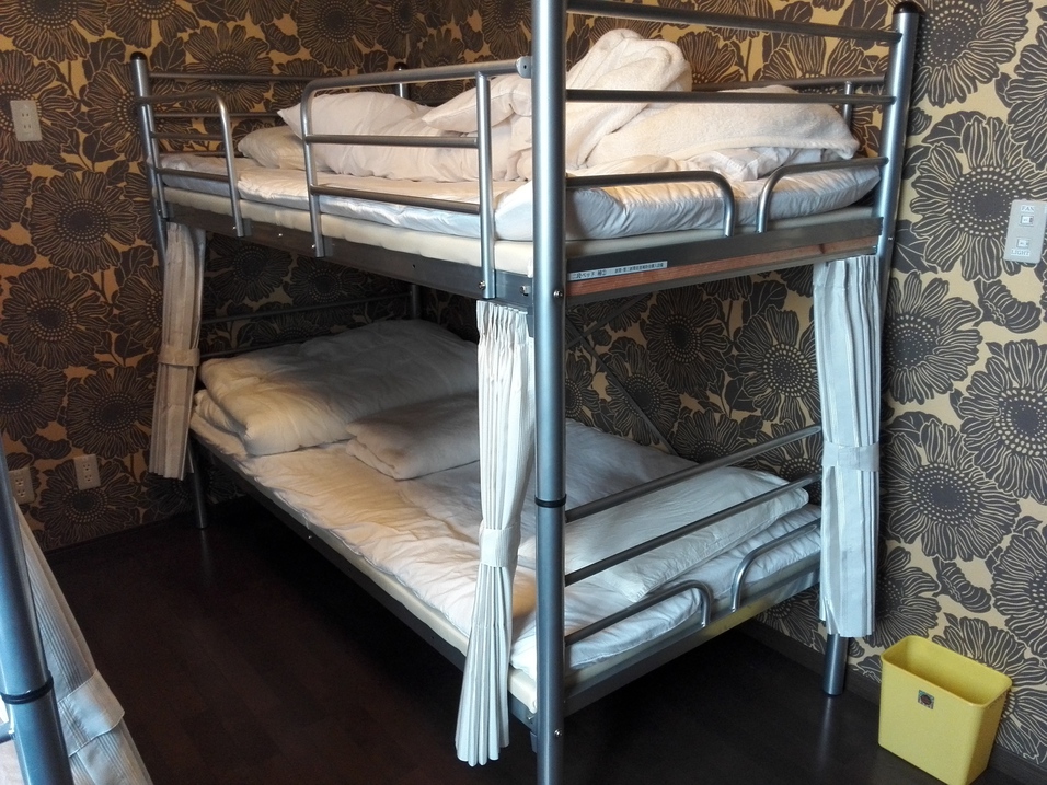 ２段ベッドの１台ドミトリー相部屋 (下段ベッドのみカーテン付き）