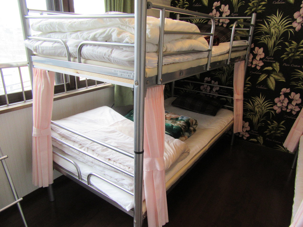 ２段ベッドの１台ドミトリー相部屋 (下段ベッドのみカーテン付き）