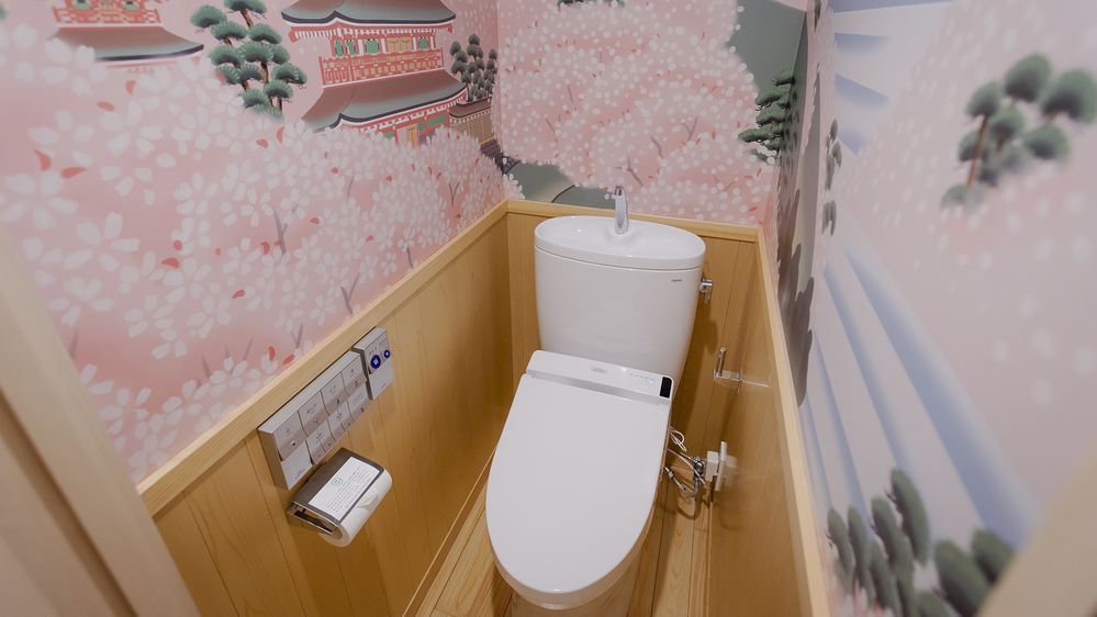 【歌舞伎ルーム‐桜】作品の舞台背景をデザインしたトイレ  (C) SHOCHIKU