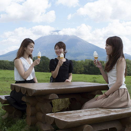 *壮大な自然に囲まれて、北海道アイスを食べながらのんびり女子トーク♪