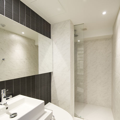 *2ベッドルームデラックス浴場一例／大きな鏡が特徴のバスルーム