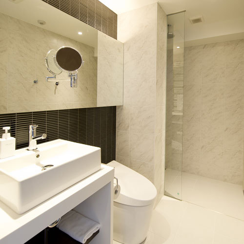 *1ベッドルームプレミアム浴場一例／大きな鏡が特徴のバスルーム