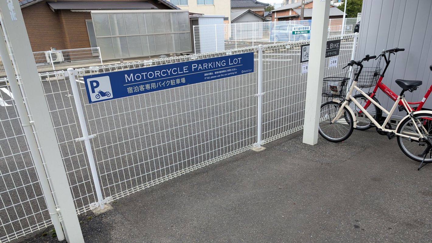 屋根つきバイク駐車場（先着３台）