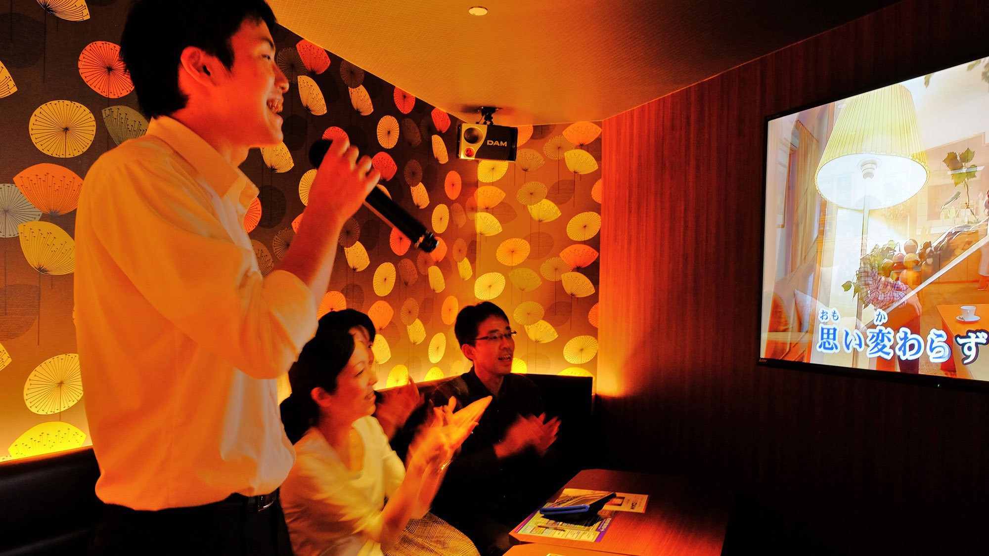 【カラオケルーム】1部屋2〜18名様までご利用いただけます。
