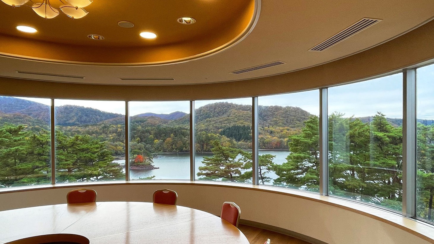 【展望ラウンジ】桧原湖を一望できる館内の絶景撮影スポット♪