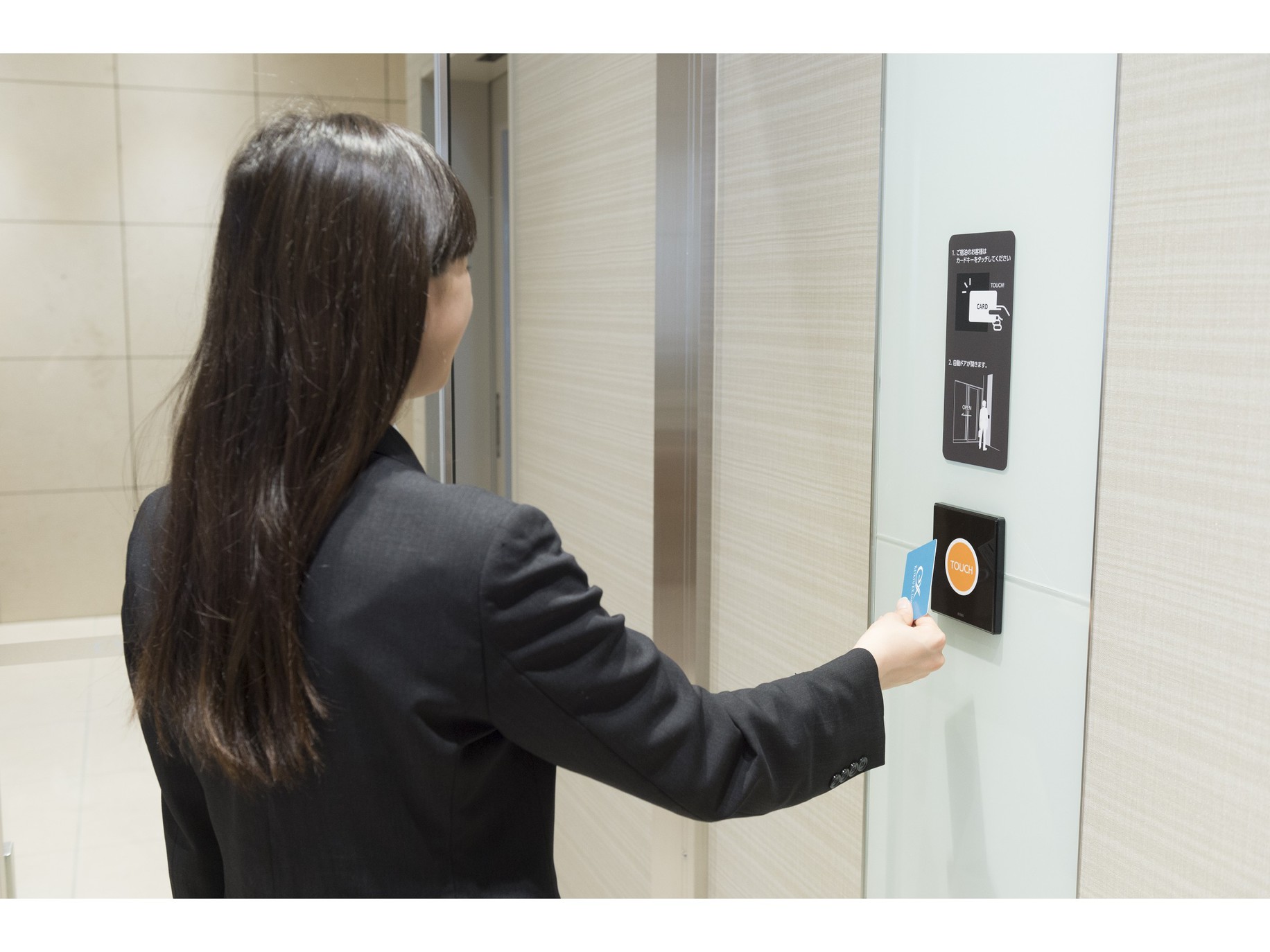 【3F客室エレベーターホールセキュリティ】ルームキーにて解錠し客室用エレベーターホールに入れます。