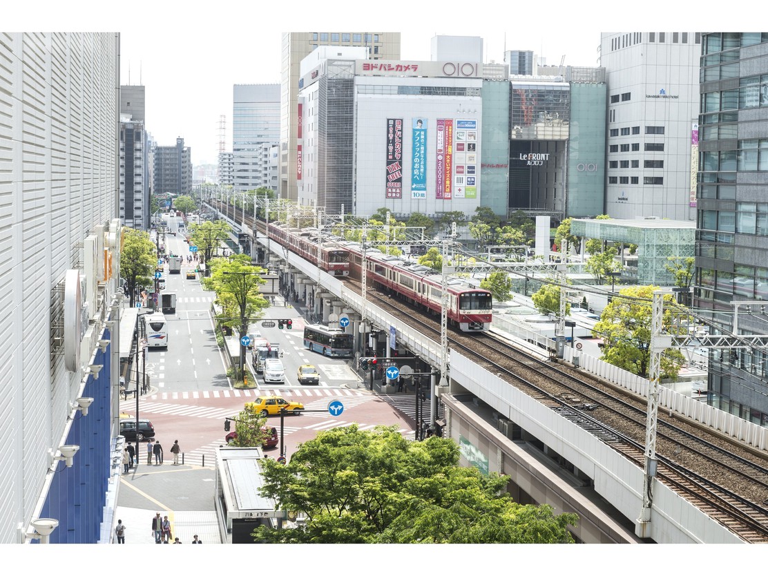 京急川崎駅直結 駅ビル「Wing川崎」内3F（写真手前）     JR川崎駅（写真右奥より徒歩5分）