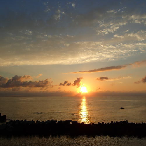 日本海に沈む夕陽の美しさは越前海岸ならでは！