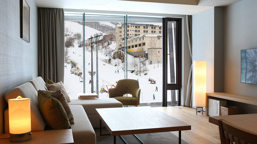 【2ベッドルームB リゾートビュー】冬はスキー場を一望。リゾート気分を盛り上げてくれるお部屋です。
