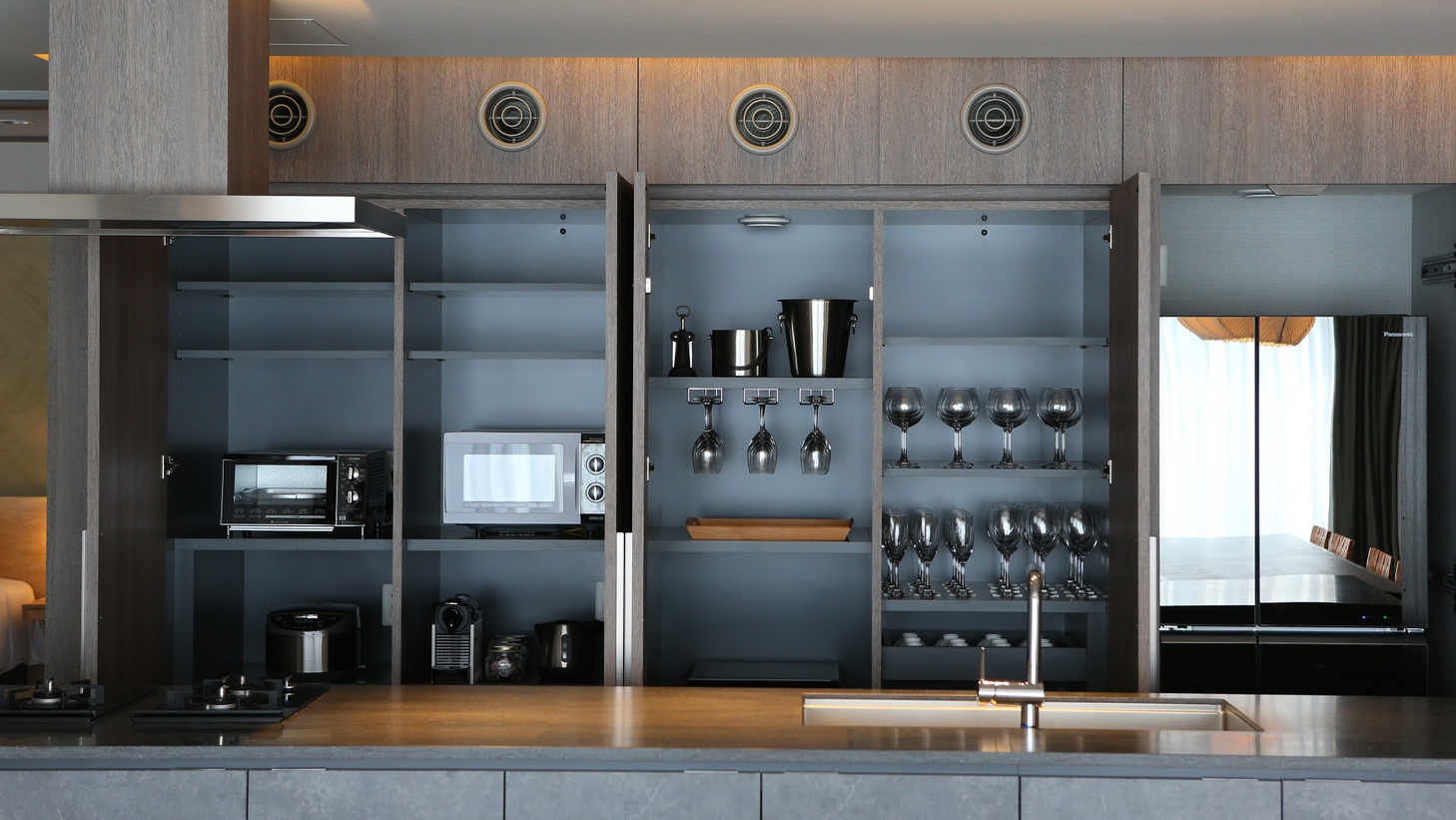 【3ベッドルーム】収納式キッチンには家電・食器・調理器具などを揃えております。
