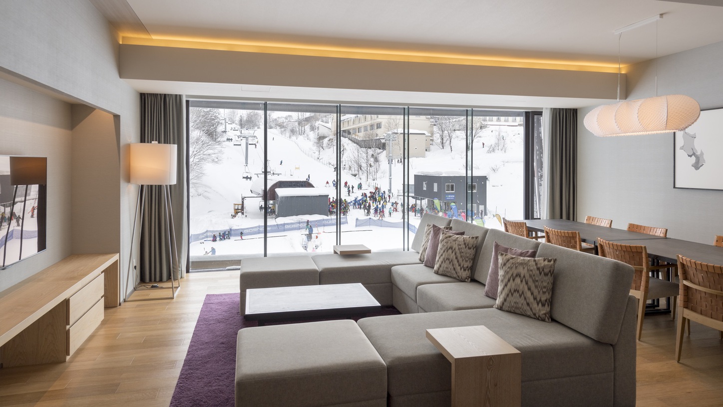 【3ベッドルーム リゾートビュー】冬はリビングからスキー場が見渡せます。