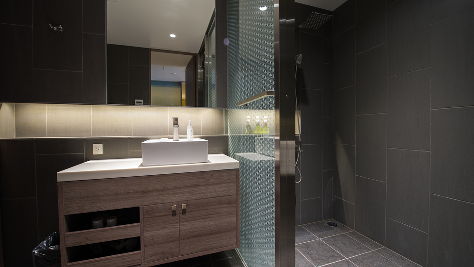 【2ベッドルームB リゾートビュー】お部屋内の浴室はバスタブタイプとシャワータイプの2つ。