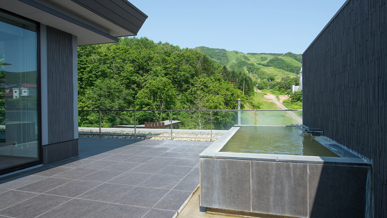 【ペントハウスC】１００％かけ流しのプライベート天然温泉は開放感たっぷり。