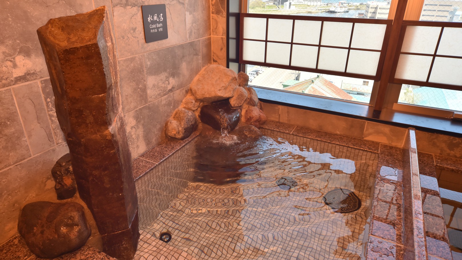 男性大浴場【水風呂】（水温12℃〜16℃）
