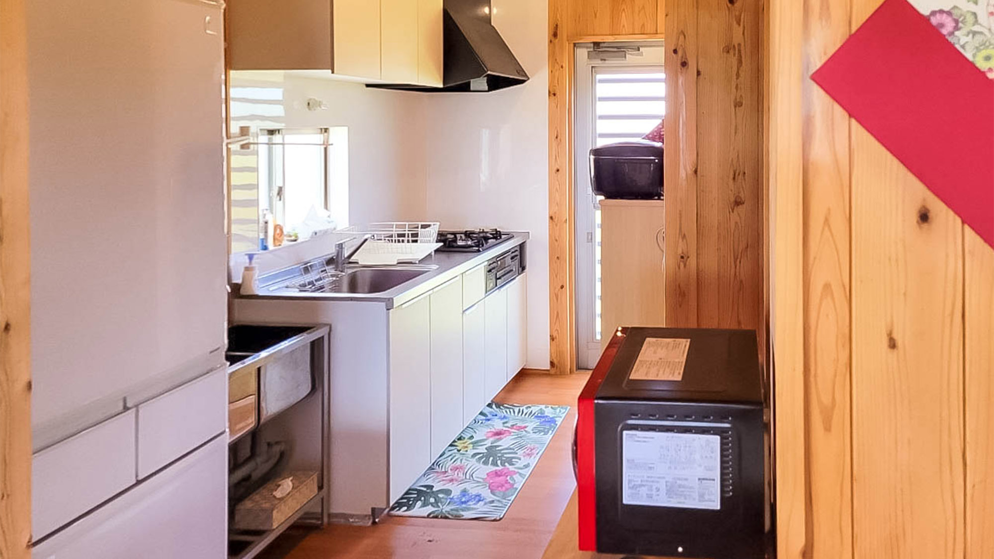 ・〈ちゅうり棟〉キッチンスペースには冷蔵庫や電子レンジなどの家電も充実
