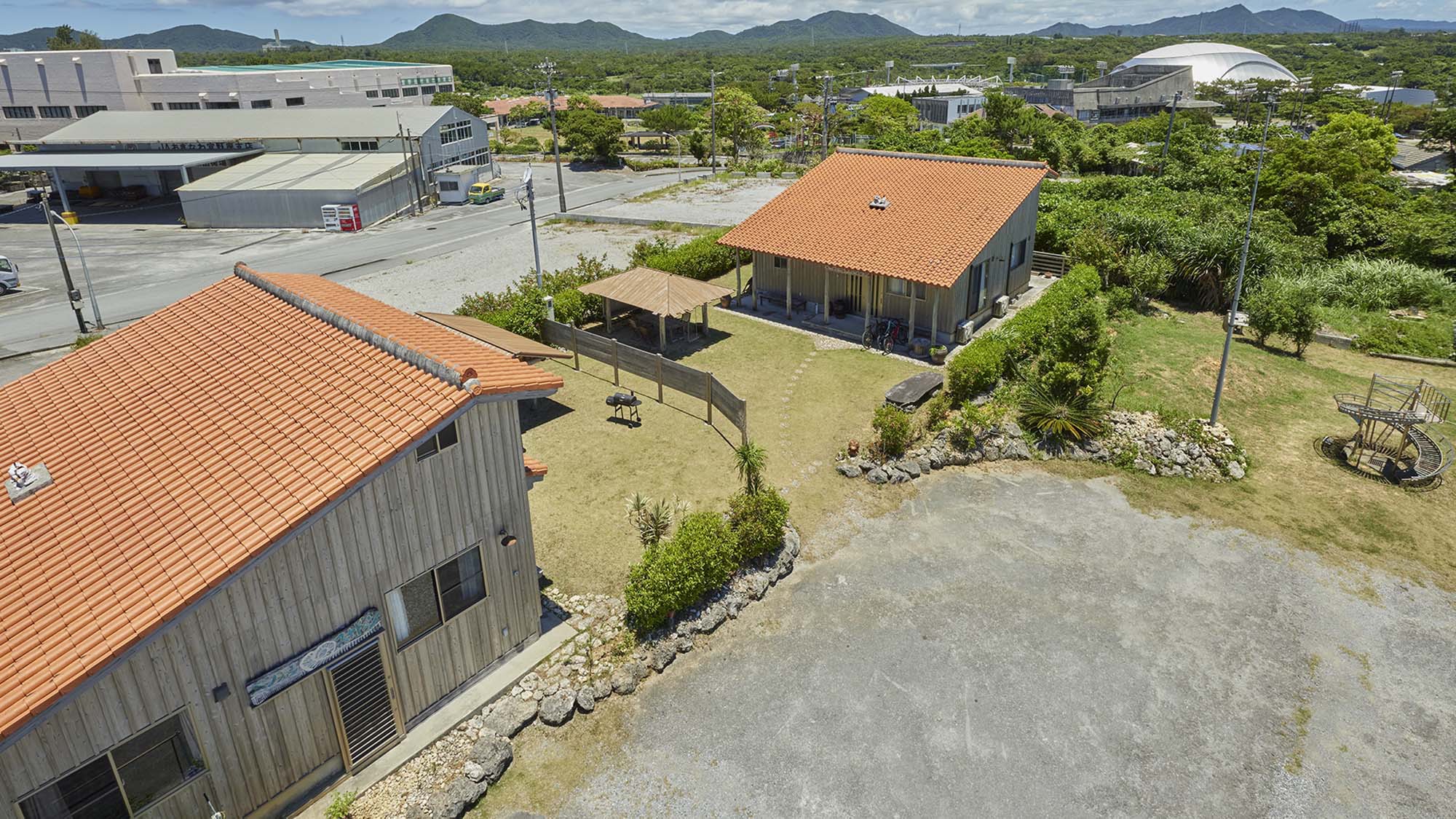 ・【外観】沖縄をテーマにした木造建築赤瓦の一棟貸しのペンションです