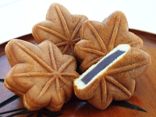 【もみじ饅頭】宮島の銘菓、もみじ饅頭は明治40年頃に旅館に納入する茶菓子として考案されました。