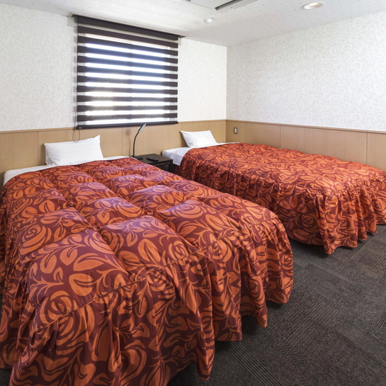 お部屋/ツインルーム｜ゆったりお寛ぎいただけるシモンズ製セミダブルベッドを2台ご用意！