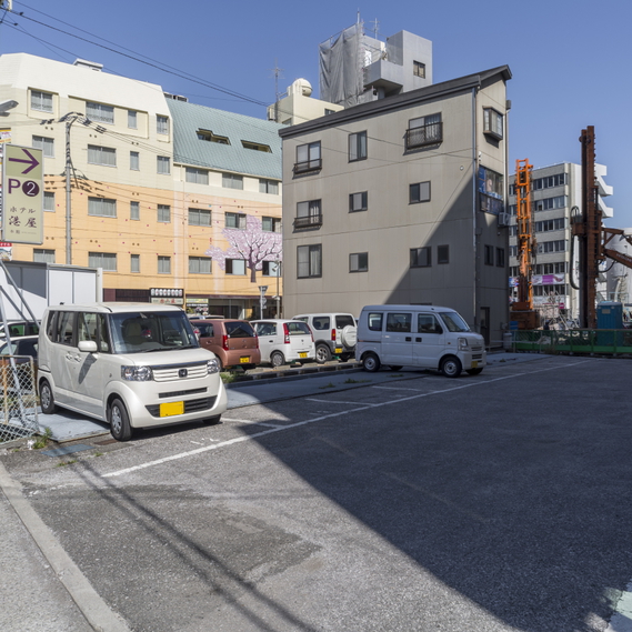 駐車場/大型トラックやバスも駐車可能な専用平置き駐車場４０台完備。（５００円/泊）