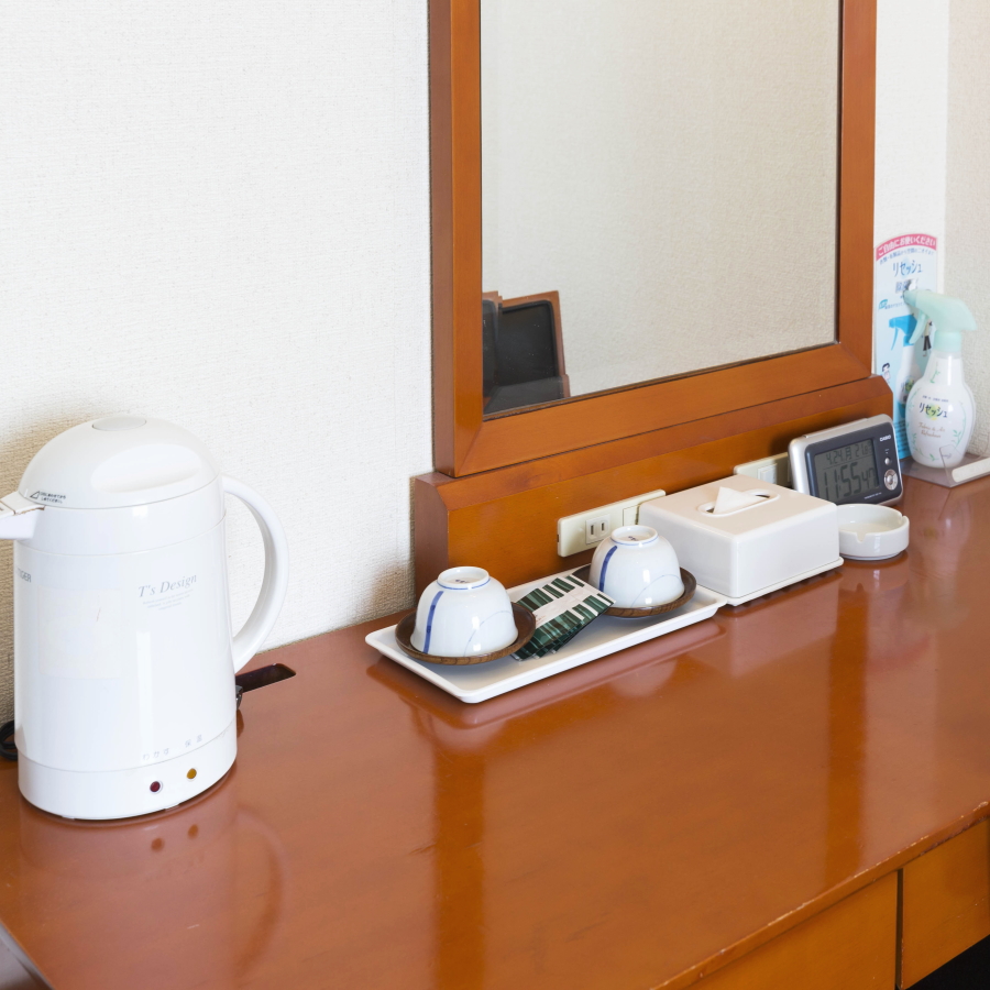 お部屋/ツインルーム｜ライティングデスク、お茶セットなど