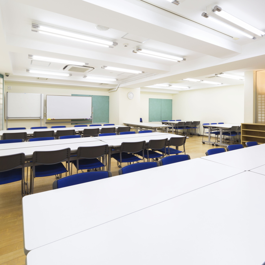 多目的ホール/ミーティングや各種セミナーなど、大人数の集まりにも対応可能です。