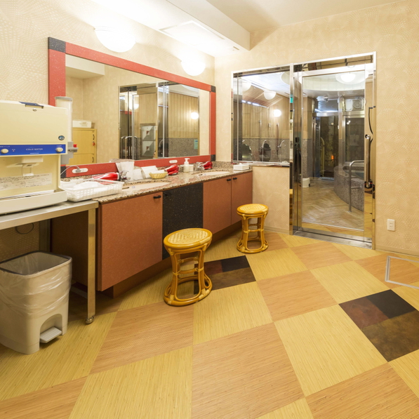 女性大浴場/脱衣所には湯上り用のお水をご用意♪