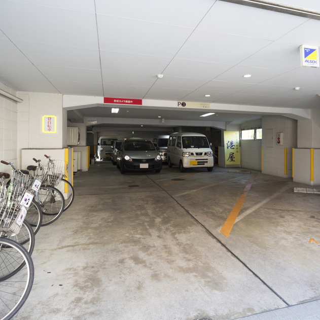 駐車場/専用平置き駐車場４０台完備。（５００円/泊）