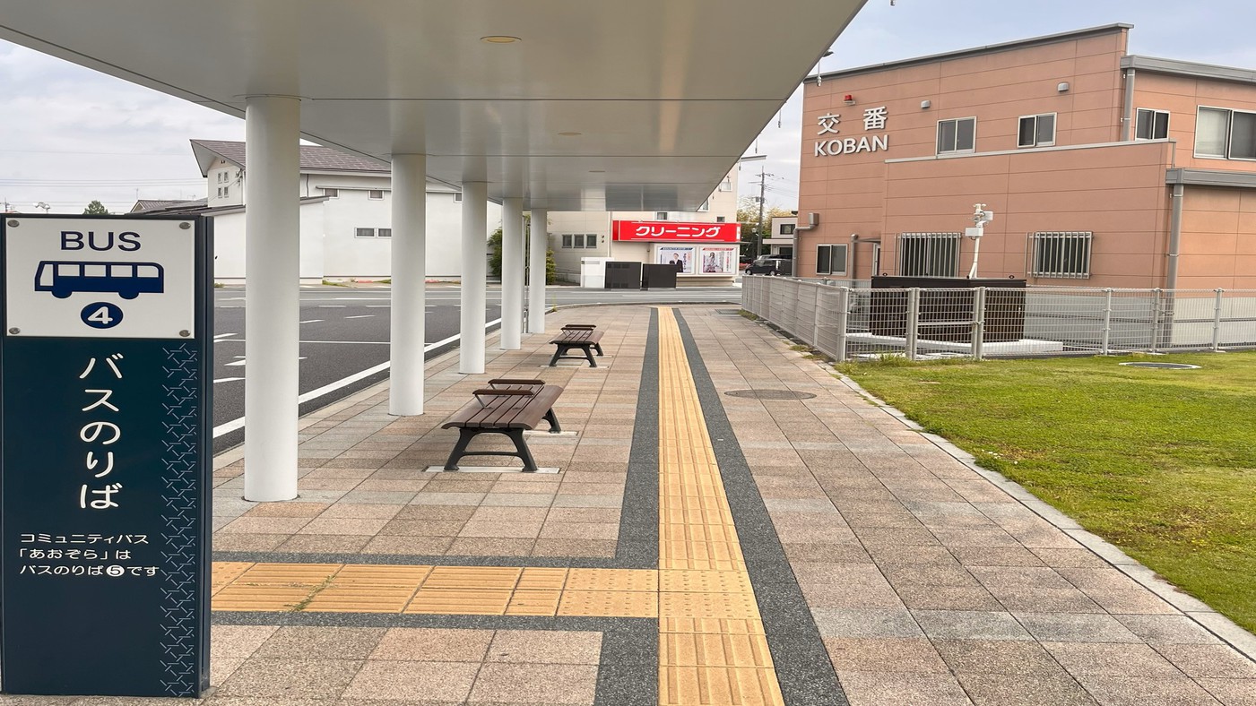 ④ロータリーを右方向に出ます。（クリーニング屋さんの看板が目印です）
