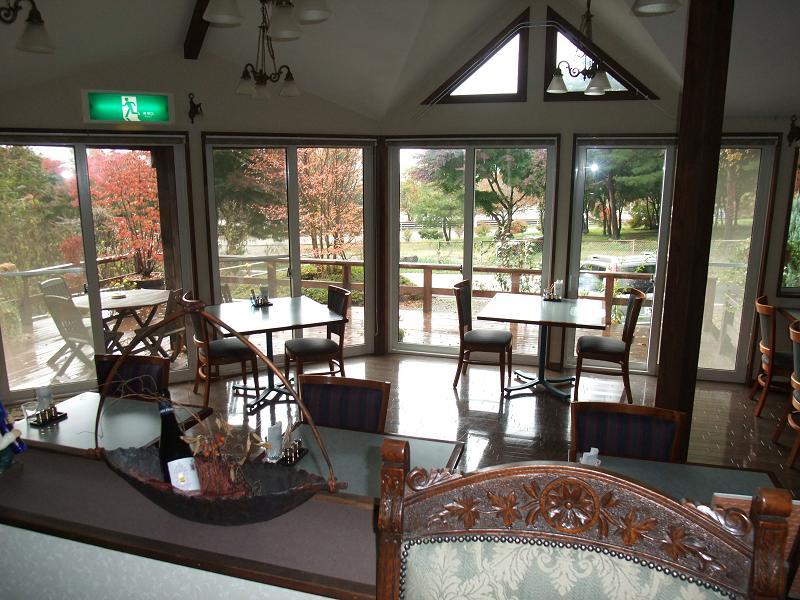 バーラウンジからダイニングと馬術場