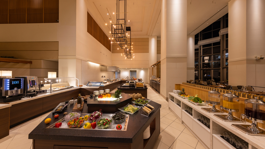 【Garden Cafe】シェラトンならではの上質なフード&スイーツを月替りで。実演メニューも。