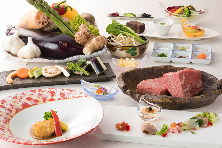 風味豊かな上質のビーフや新鮮な魚介を地上100mの眼前に拡がる絶景と五感に響く鉄板の妙技で味わう