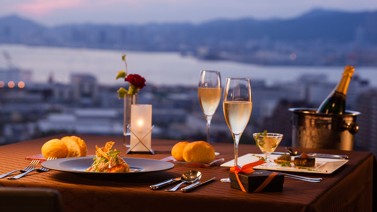 【レストラン&ダイニング】ダイニング”;Kobe Grill”;。21階から眺める美しい夕暮れ。