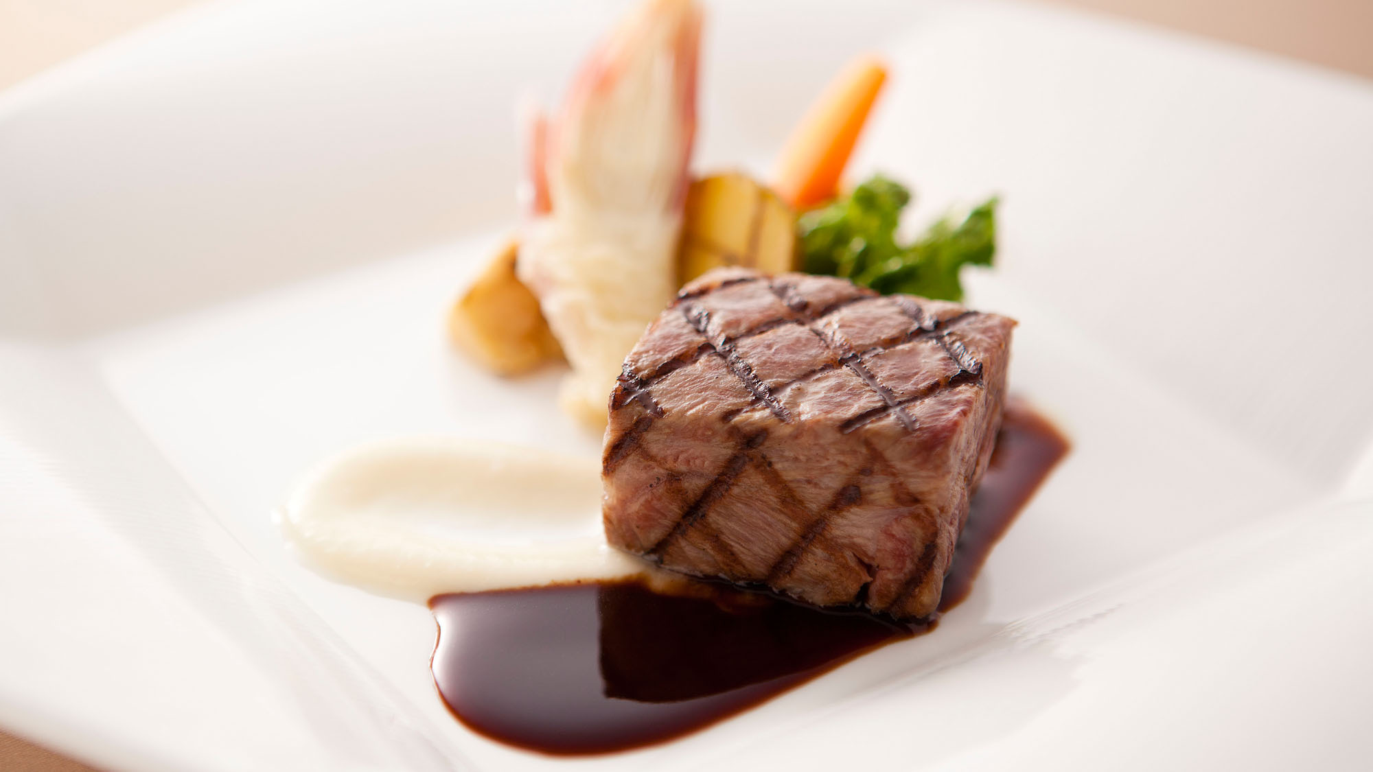 【Kobe Grill】最上階から六甲山と神戸港を見渡す眺望とともに上質のフレンチ&グリル料理を堪能