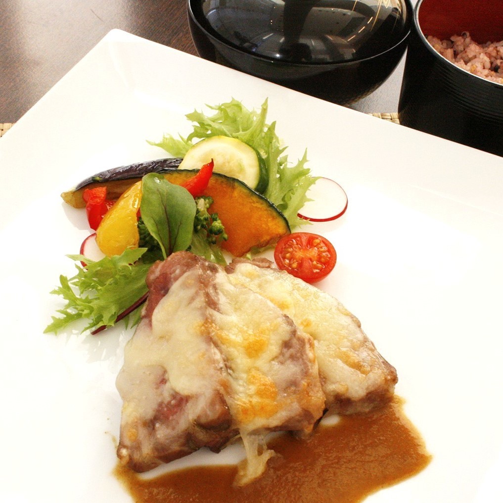 【夕食】豚肉の低温調理チーズ焼きカレーソース（イメージ）