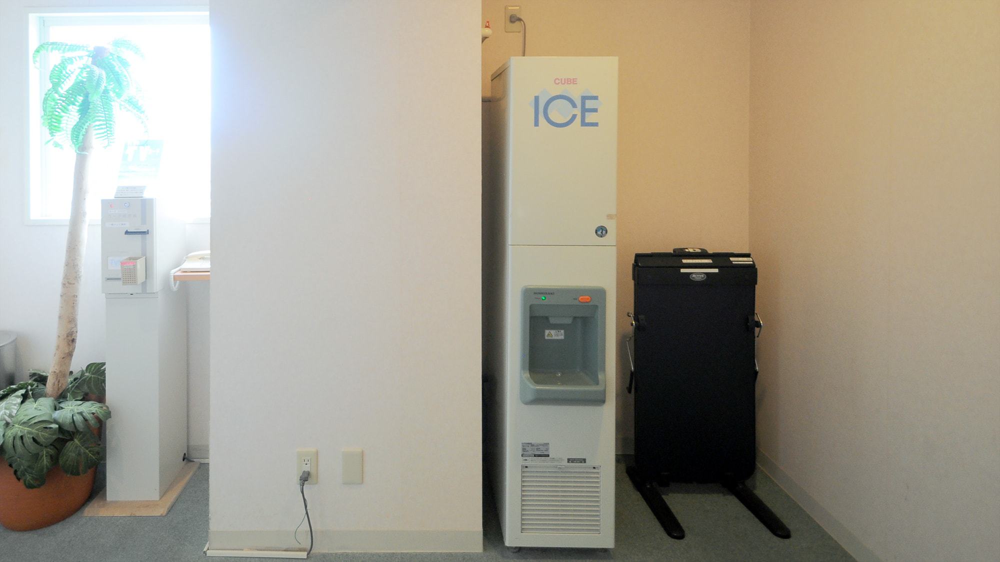 【館内】3Fエレベーターホールに製氷機とズボンプレッサーを設置しております。