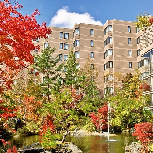 秋ホテルを鮮やかな紅葉に囲まれる美しい時期